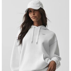 ALO Yoga Accolade White Pullover Hoodie with Subtle Logo